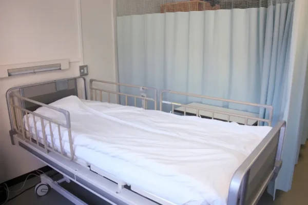 Varovalna ograja za posteljo preprečuje padce in izboljša spanec