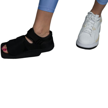 Alternative view of Ortopedski pooperativni čevelj za razbremenitev pete