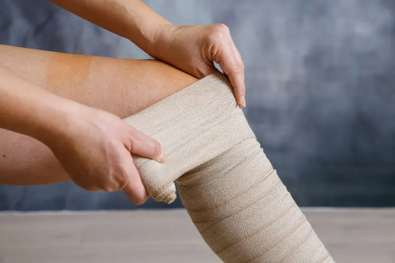 Kompresijsko povijanje nog ali kompresijske nogavice? 