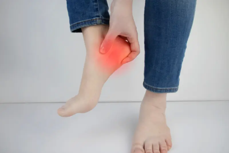 Zakaj se pojavi bolečina v peti in ali gre za plantarni fascitis?